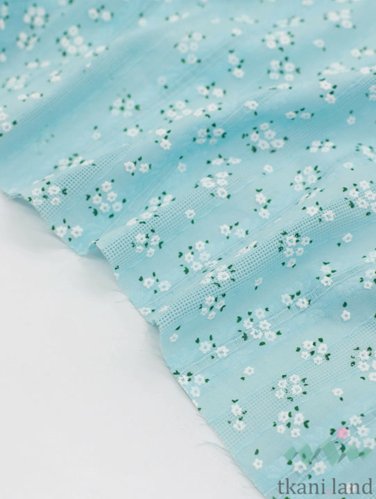 AM0040 Ажурный хлопок (батист) «Белые цветочки» на голубом