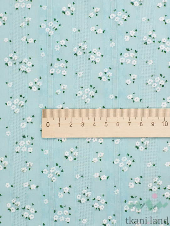 AM0040 Ажурный хлопок (батист) «Белые цветочки» на голубом