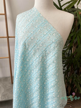 AM0040 Ажурный хлопок (батист) «Белые цветочки» на голубом