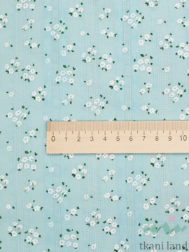 AM0040 Ажурный хлопок (батист) «Белые цветочки» на голубом