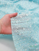 AM0040 Ажурный хлопок (батист) «Белые цветочки» на голубом