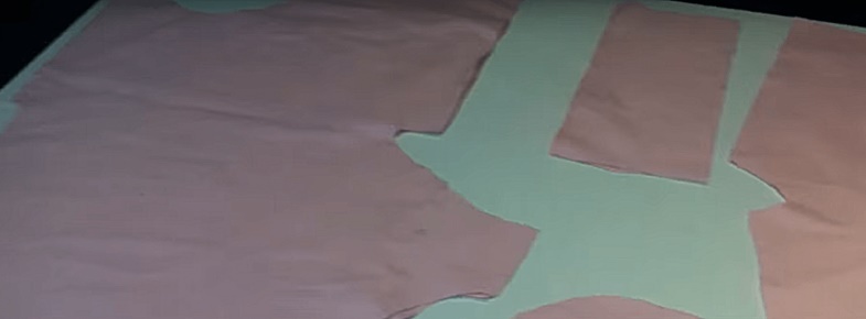 Вырежьте по выкройкам детали подкладки из фланели, ведь комбинезон должен быть не только красивым, но и уютным